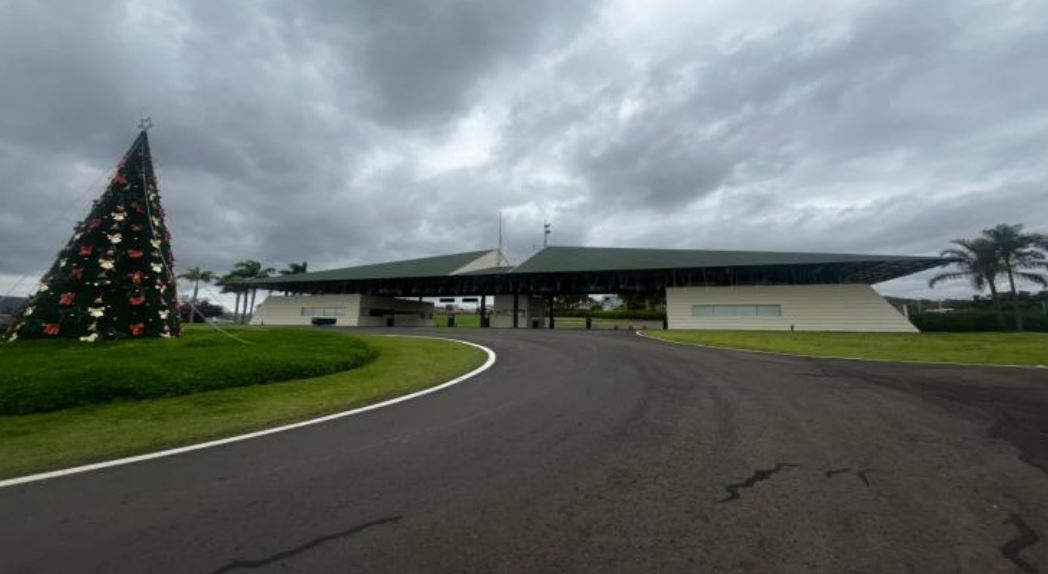 Pardinho – sp. bairro ninho verde. casa. áreas totais. terr. 900,00m² e constr 299,98m²