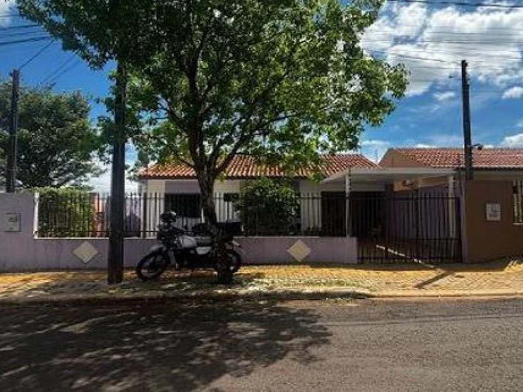 Casa, Ipê em Foz do Iguaçu, PR