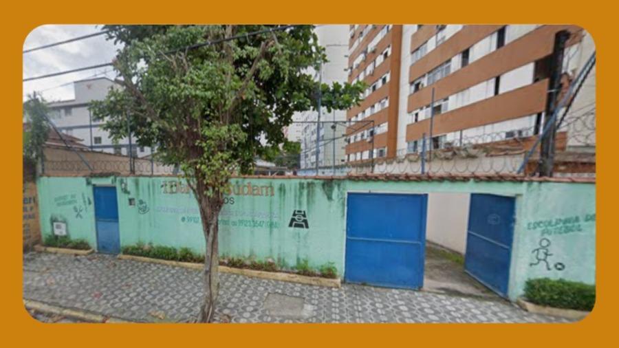 Imovel na rua comendador martins, 382, santos/sp. atualmente funciona como um centro de atividades e espaço de convivência, com 177,41m² de construção, em dois terrenos medem 6,60m de frente por 50,00m de frente aos fundos cada um.
