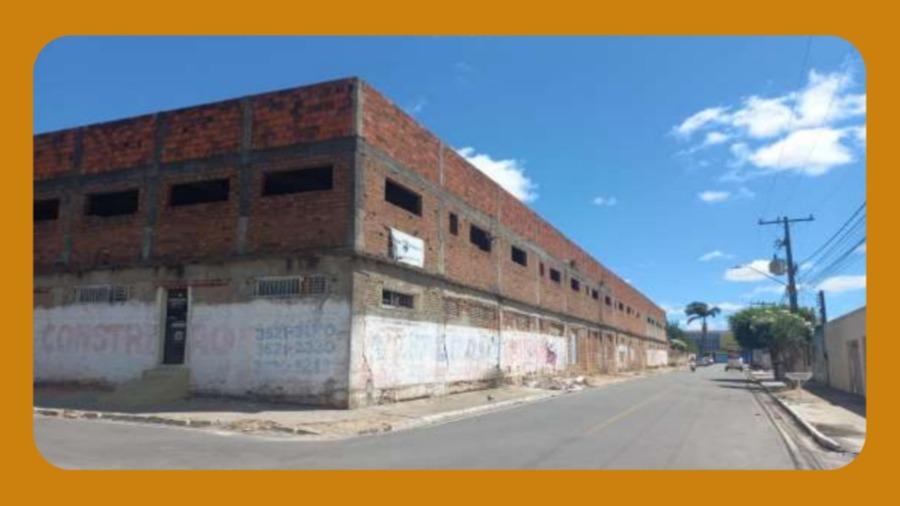 Prédio Comercial Inacabado, com 2 Pavimentos, na Avenida Coronel Farias, com Esquina para A Rua Ruy Barbosa, Capiatã, Arapiraca/Al. Medindo 80m de Frente, por 34m de Frente A Fundos.__