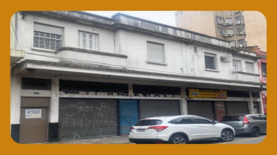 Prédio consistente em uma casa e duas lojas no pavimento térreo, sob os números 61, 63, 65 e 67, na rua itororó, santos/sp, medindo 17,56 metros de frente, 23,00 metros de um lado e 23,70 metros do outro lado.__