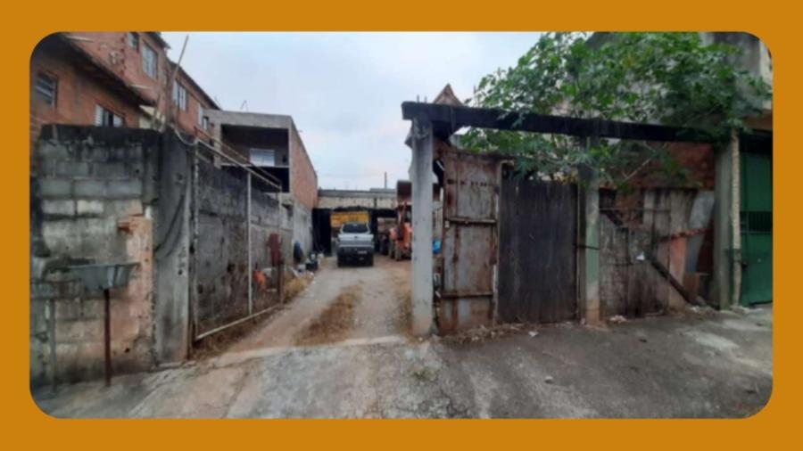 Um lote de terreno localizado na avenida joão callado, entre as casas número 226 e 212, com área de 25 metros por 10 metros, atualmente utilizado como depósito de veículos.__
