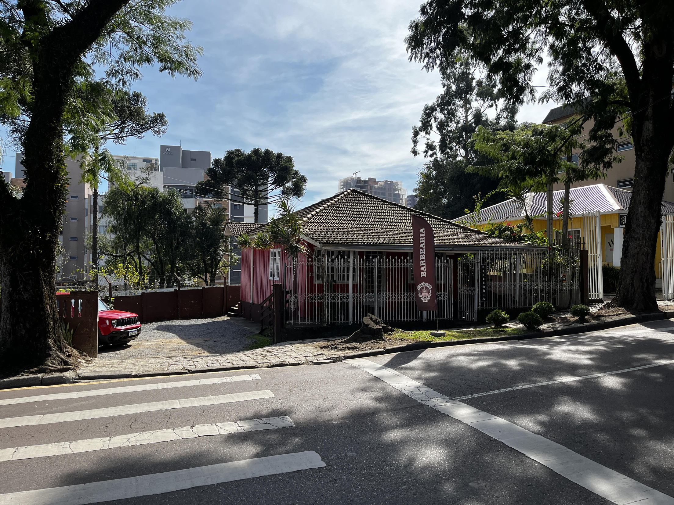 Lote contendo uma casa de  madeira com aproximadamente 77,60 m², Bacacheri, Curitiba/PR
