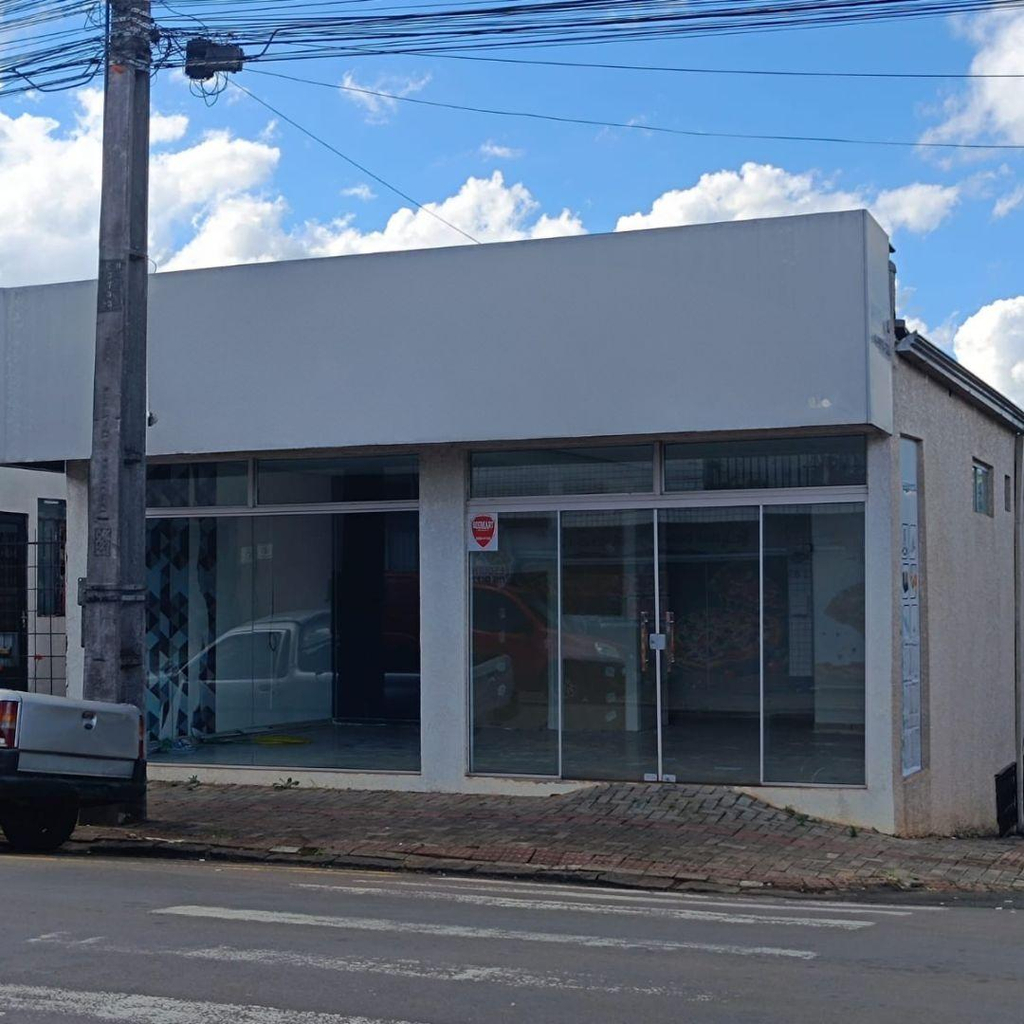 Imóvel com 3 unidades independentes, 2 apartamento e 1 Sala Comercial .