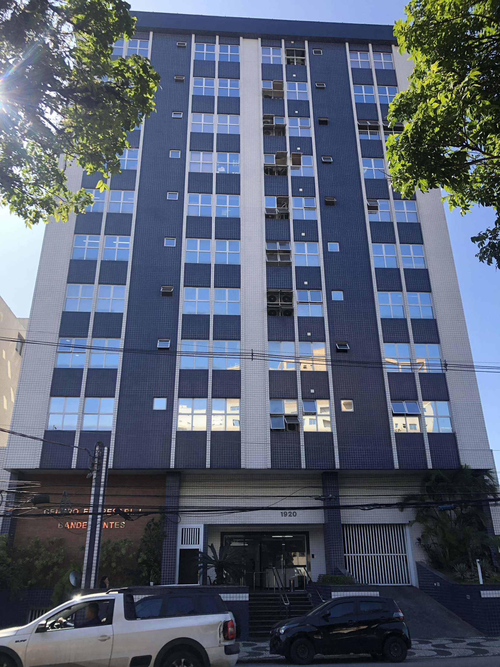 Sala Corporativa 116m² 1 vaga | Ed. Bandeirantes | Santos/SP | Av. Pedro Lessa: Amplo Espaço e Localização Estratégica no Embaré!