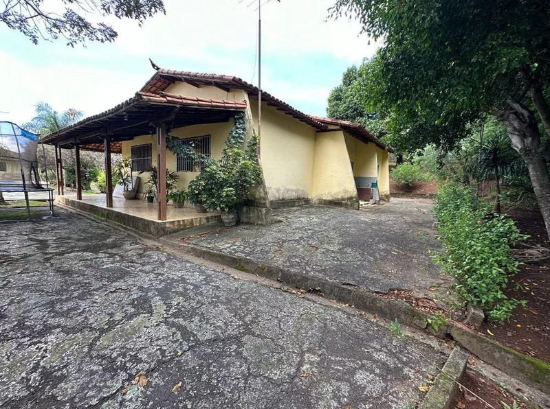 Casa desocupada, mobiliada, com 3 quartos, sendo uma suíte, piscina, campo de futebol, quadra de peteca, sauna, hidro, armários, grande varanda, terreno de 12.773m², livre de cobrança de IPTU, arborizada e linda vista.