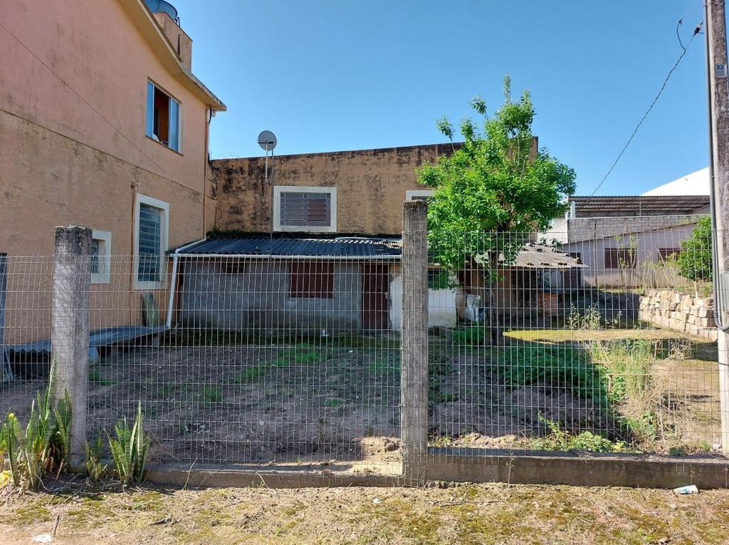 FRAÇÃO IDEAL 50% correspondente a parte do imóvel localizado Rua São Paulo, S/N, São José - Camaquã/RS ao lado do n° 83.