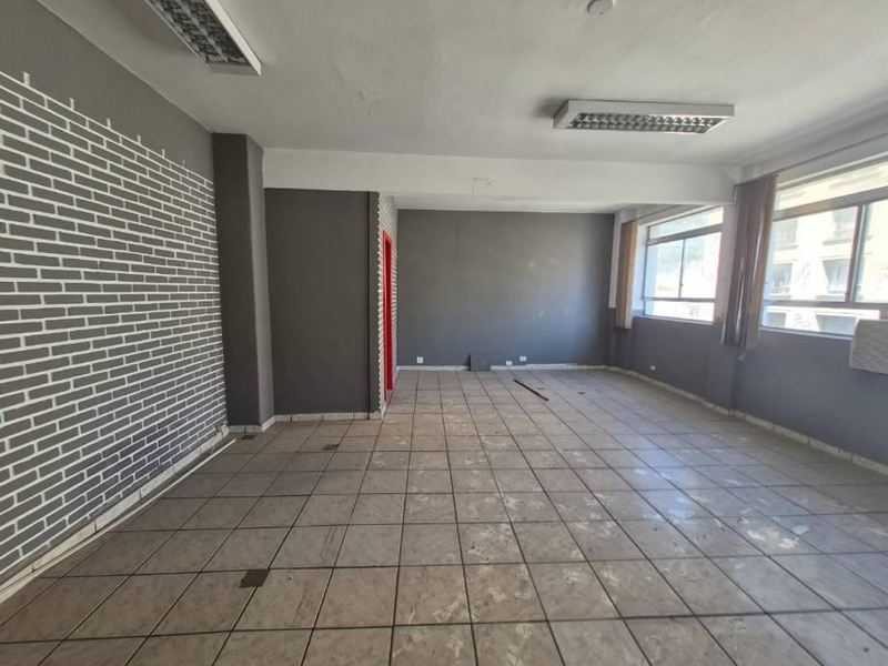 Sala Comercial 132m² || DESOCUPADA || São Paulo-SP | Centro - Próx. Metrô República e Anhangabaú, Theatro Municipal, Galeria do Rock e Sesc 24 de Maio - Condições de Pagamento Facilitadas, Entre em Contato!