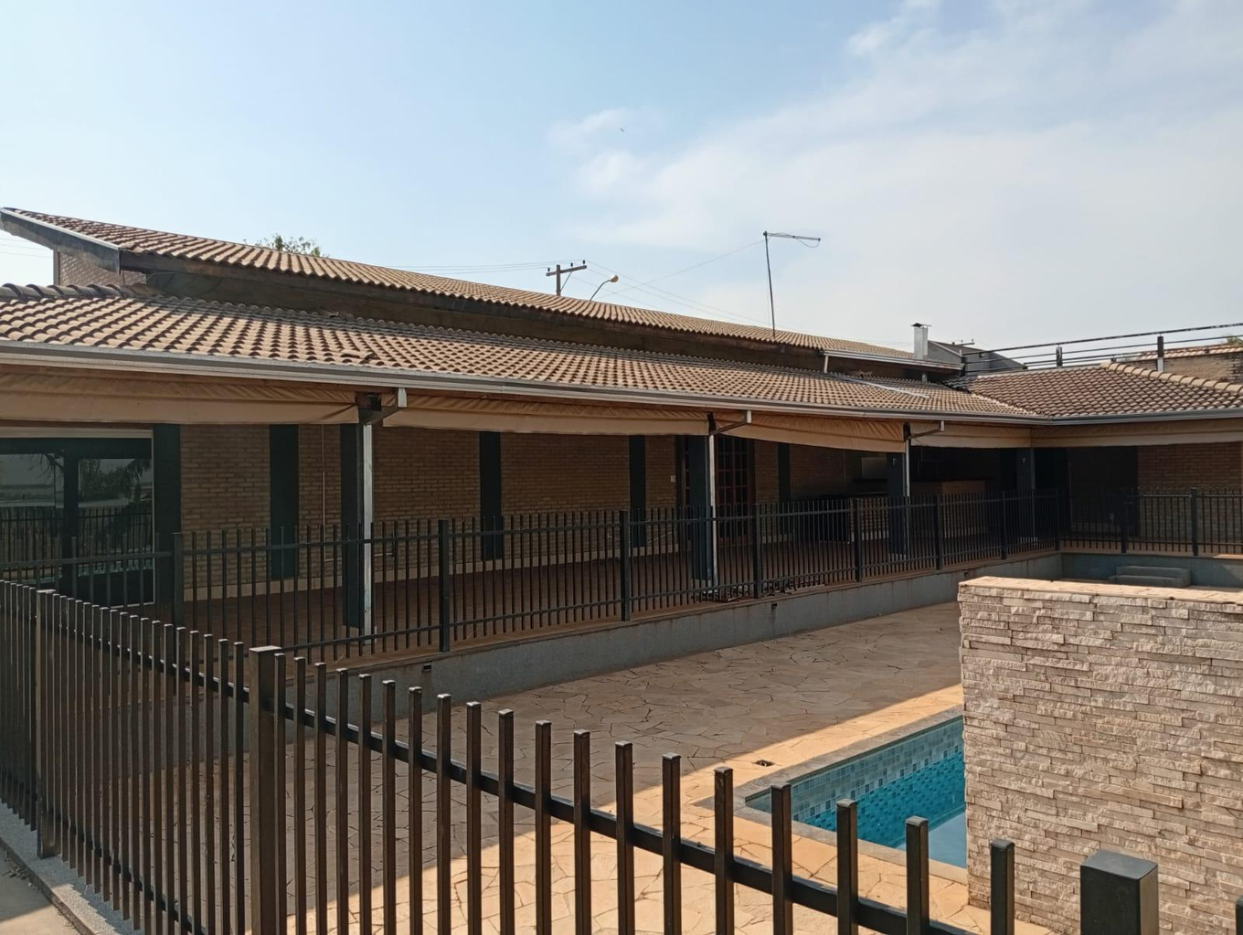 Casa de Alto Padrão em Condomínio Fechado com Piscina, Quadra de Areia e 1.002,62 m² de Terreno  Mendonça/SP