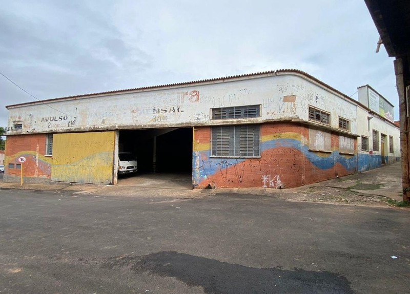 Prédio Comercial/Galpão A.T. 1.769m², A.C. 1.607m², zona mista, centro