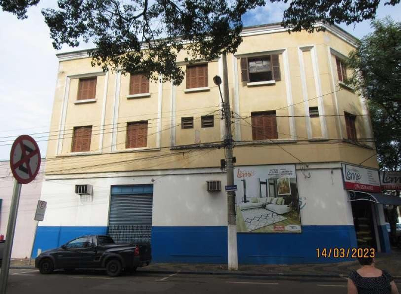 Imóvel comercial, a.t. 1.099m², a.c. 1.685m², 4 lojas, antigo hotel, centro